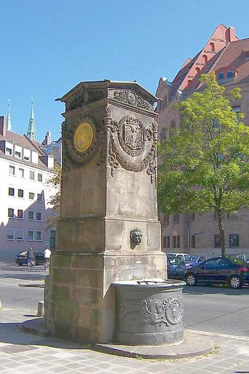 Dürer-Pirckheimer-Brunnen, gesponsert von Nürnberger Verehrern des Freundschaftsgedankens. Ein Heideloff-Werk
