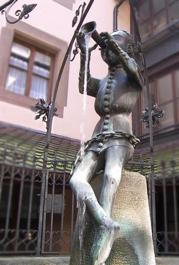 Detail des Brunnens "Ehekarussell" von Jürgen Weber in Nürnberg