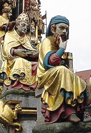 Brunnenfiguren am Schönen Brunnen. Auch Sokrates ist mit an Bord.