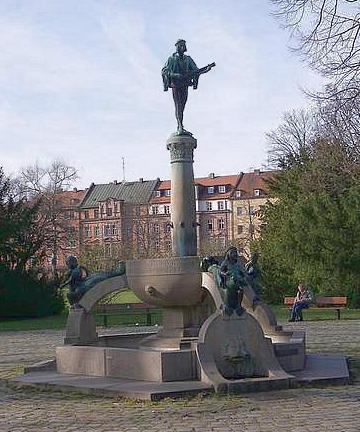 Minnesängerbrunnen in Nürnberg Rosenau, Jogenstil und Altmürnberger Motiv