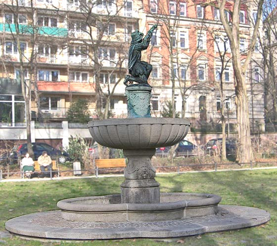 Wo einst Schnepperschützen jagten, steht seit 1904 ein Brunnen, auf der Hallerwiese westlich der Altstadt Nürnbergs