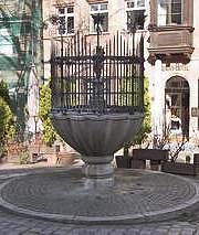 klassischer Brunnenaufbau am Dudelsackpfeifer-Brunnen in Nürnberg