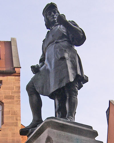 Der Peter-Henlein-Brunnen ist ein Denkmal für den Erfinder der Taschenuhr - dem Nürnberger Ei