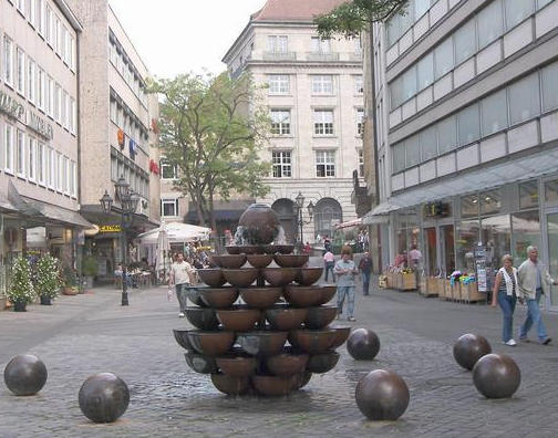 Schalen-Kaskaden-Brunnen in der wenig kaiserlichen Kaiserstraße von Nürnberg