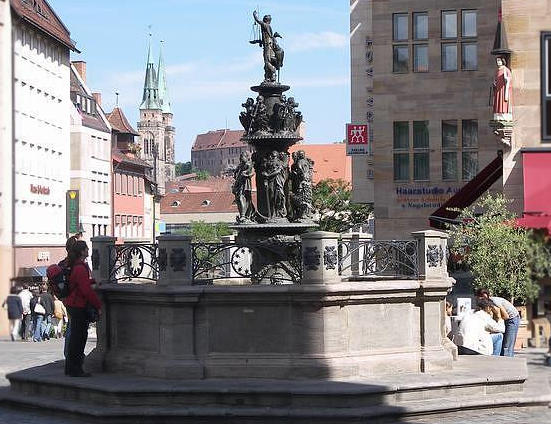 Tugendbrunnen, 1584-89 von Benedikt Wurzelbauer für Nürnberg gegossen