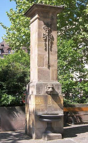 Klassizistischer Brunnen am Jakobsplatz in Nürnberg