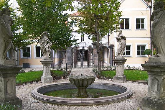 Vierjahreszeitenbrunnenin einem barocken Hesperidengarten von Nürnberg