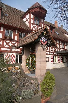 steinerner Ziehbrunnen im Osterschmuick am Weinlander in Kleinreuth bei Nürnberg-Schweinau