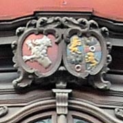 Rokoko-Chörlein, Wappenschmuck im Giebel