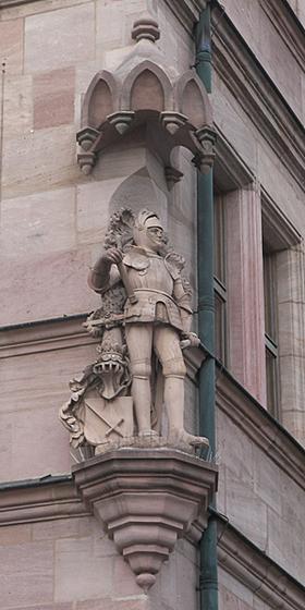 der Heilige Georg als Hausfigur am Neuen Rathaus Nürnberg