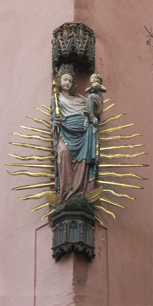 Madonnen-Hausfigur  von Veit Stoß, am Haus Weinmarkt 12 in Nürnberg