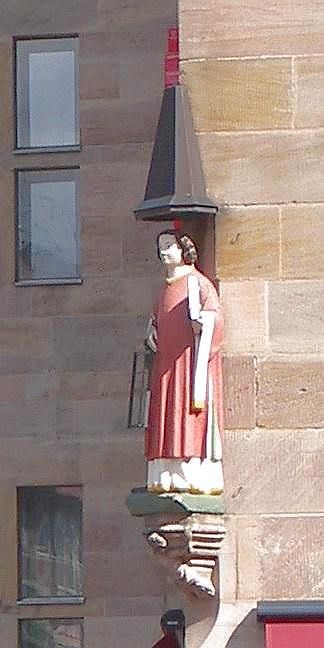 keine Madonnen-Hausfigur, am Lorenz-Platz in Nürnberg