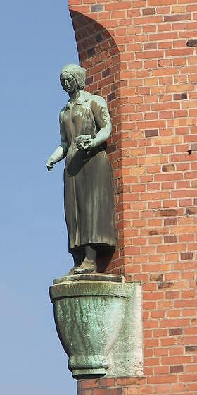 Hausfigur Zhler-Liesel am Werksgebäude von Siemens