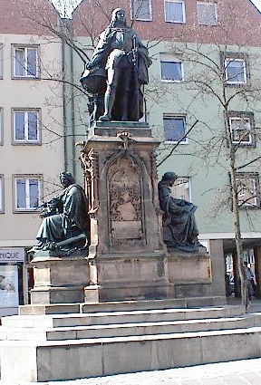 Denkmal für Martin Behaim, der angeblich den ersten Globus herstellte