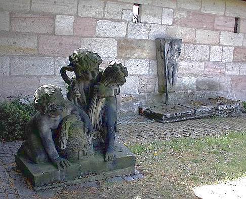 Gartenfiguren im Bürgermeistergarten, im Stadtmauerzwinger von Nürnberg