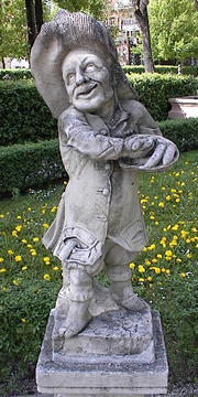 eine fast liebenswert komische Gartenfigur in einem Heperidengarten von Nürnberg - ein Bratwurstfan