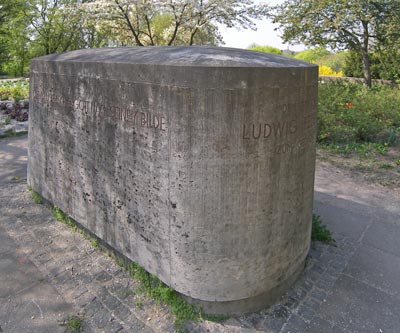 Ein seltsamer Stein, der nachdenklich werden lässt.