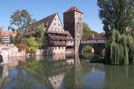 Weinstadel mit Wasserturm und Henkersteg an der Pegnitz, westliche Altstadt von Nürnberg