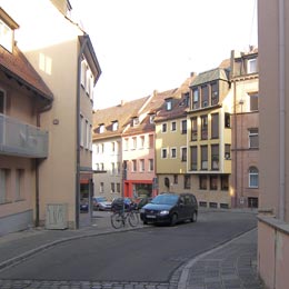 alte Knappengasse mit neuer Bebauung in Nürnbergs Altstadt