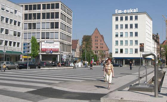 am Kornmark in Nürnbergs Altstadt, die Mauthalle und Zeughaus in Bildmitte sichtbar