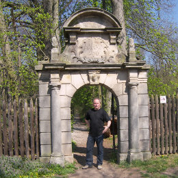 Das barock Eingangsportal des Irrhain in Nürnbergs Ortsteil Karaftshof