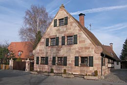 bei weitem nicht das älteste, aber auch ein recht stattliches Bauernhaus aus 1808 an der Kraftshofer Hauptstraße in Nürnberg