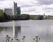 der Wöhrder See, die verbreiterte Pegnitz, von den Wöhrder Wiesen überschaut in Richtung Tullnau, Nürnberg