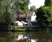 Valzner Weiher mit Inselrestaurant, schön am Wald gelegen, in Nürnbergs Stadtteil Zerzabelshof