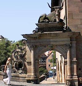 Torbogen von der Fleischerbrücke zum Nürnberger Pegnitzufer