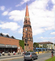 Christuskirche wurde im Zweiten Weltkrieg arg getroffen, mit ihr Fabriken und Wohnhäuser - mahnend  offen steht der Turm