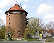 Garnisonsmuseum im Turm mit dem Kriegerdenkmal in Nürnberg Schweinau - Hohe Marter